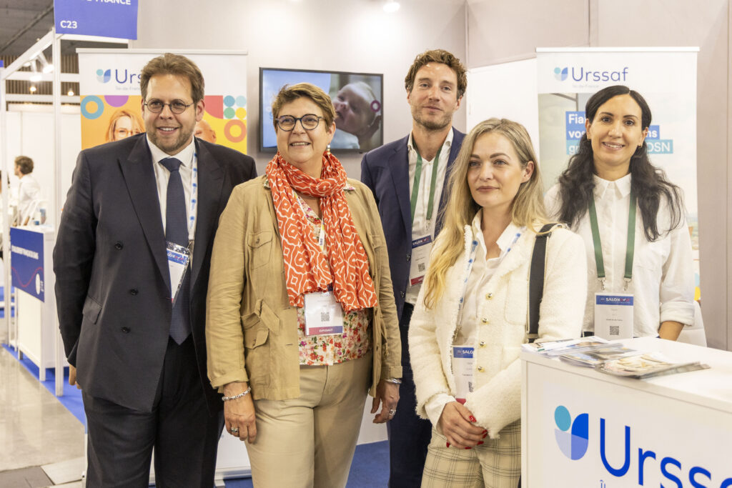 Groupe de personnes qui pose sur le stand de l'Urssaf Île-de-France